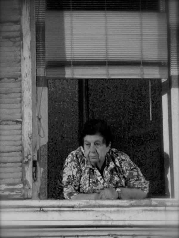 Marseille - La femme à sa fenêtre, une vie par procuration