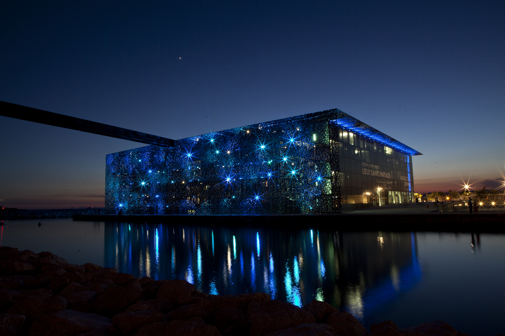 Marseille :le mucem  la nuit .