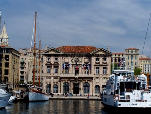 Marseille, l'Hôtel de ville vue du bateau-navette. Exo n° 21 mots commençant par Ma 