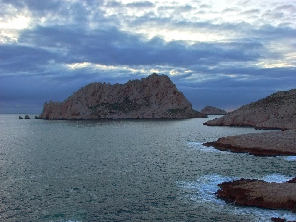 Marseille.crépuscule sur la mer...