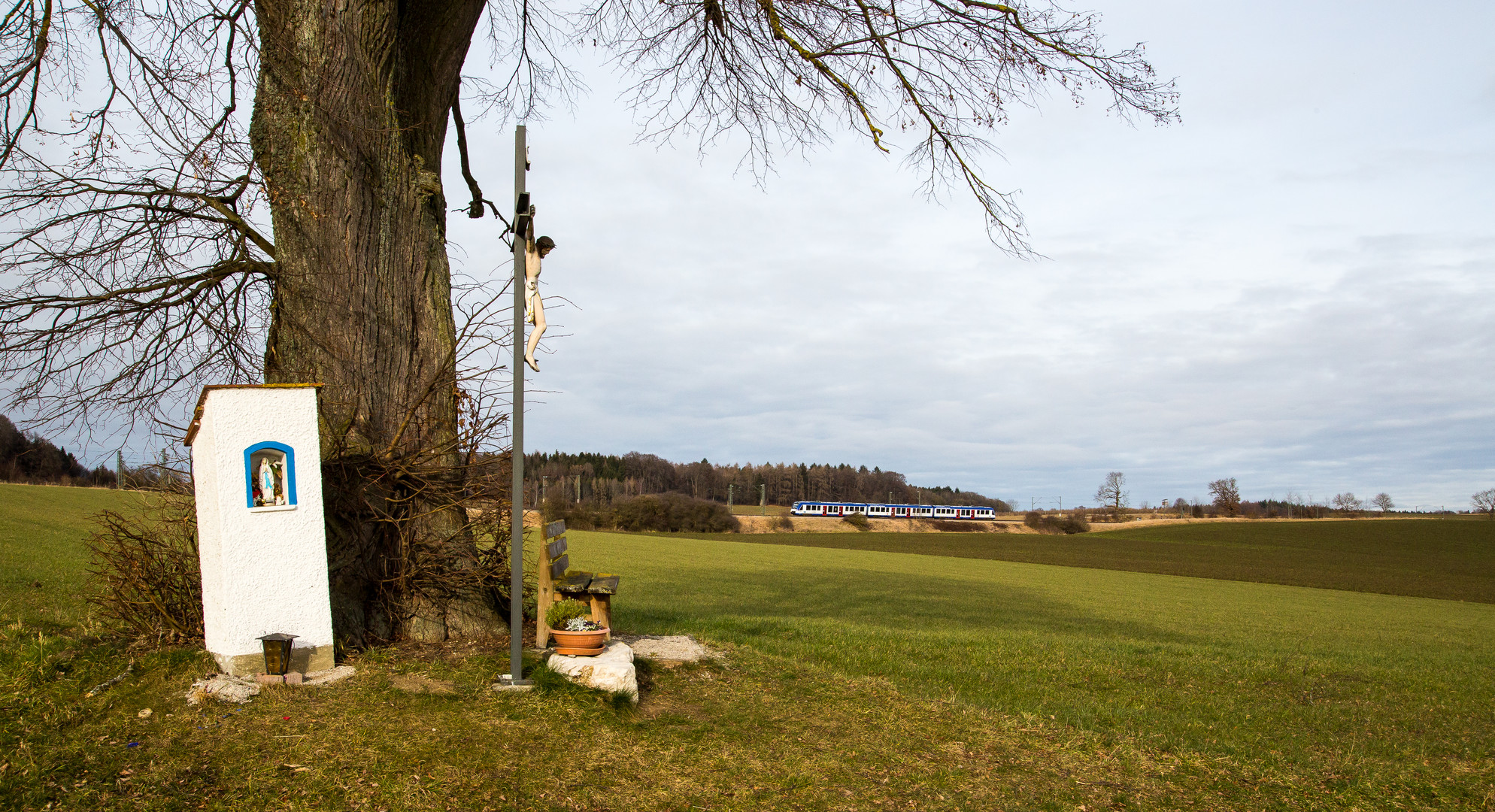 Marterl und Marienstatue