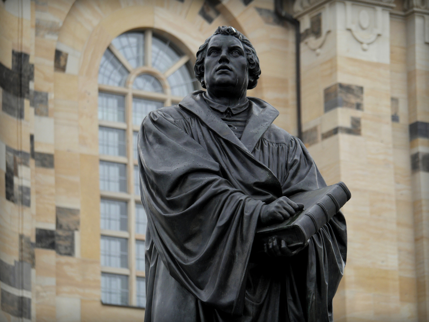 Martin Luther, Denkmal auf dem Platz vor der Frauenkirche zu Dresden