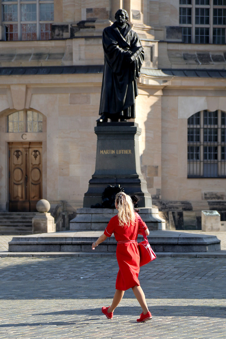 Martin Luther und die Dame in Rot