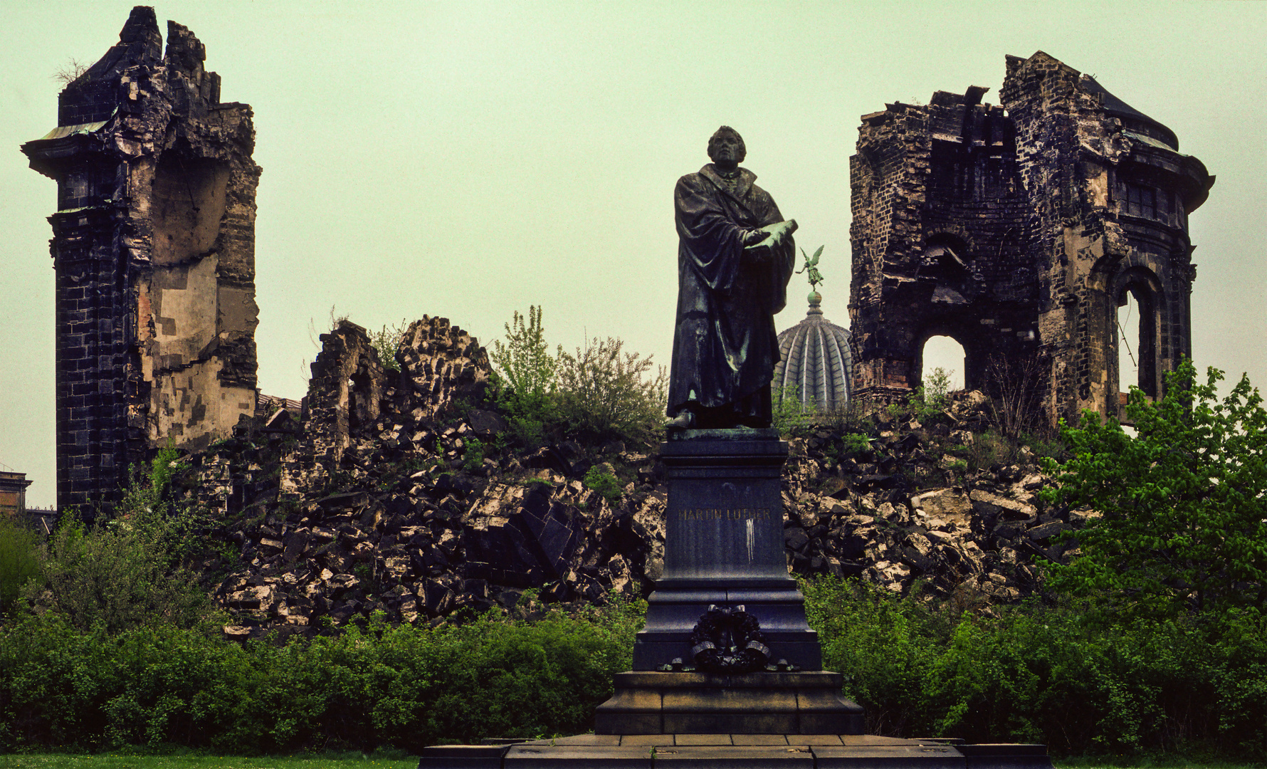 Martin Luther vor der zerstörten Frauenkirche 1981