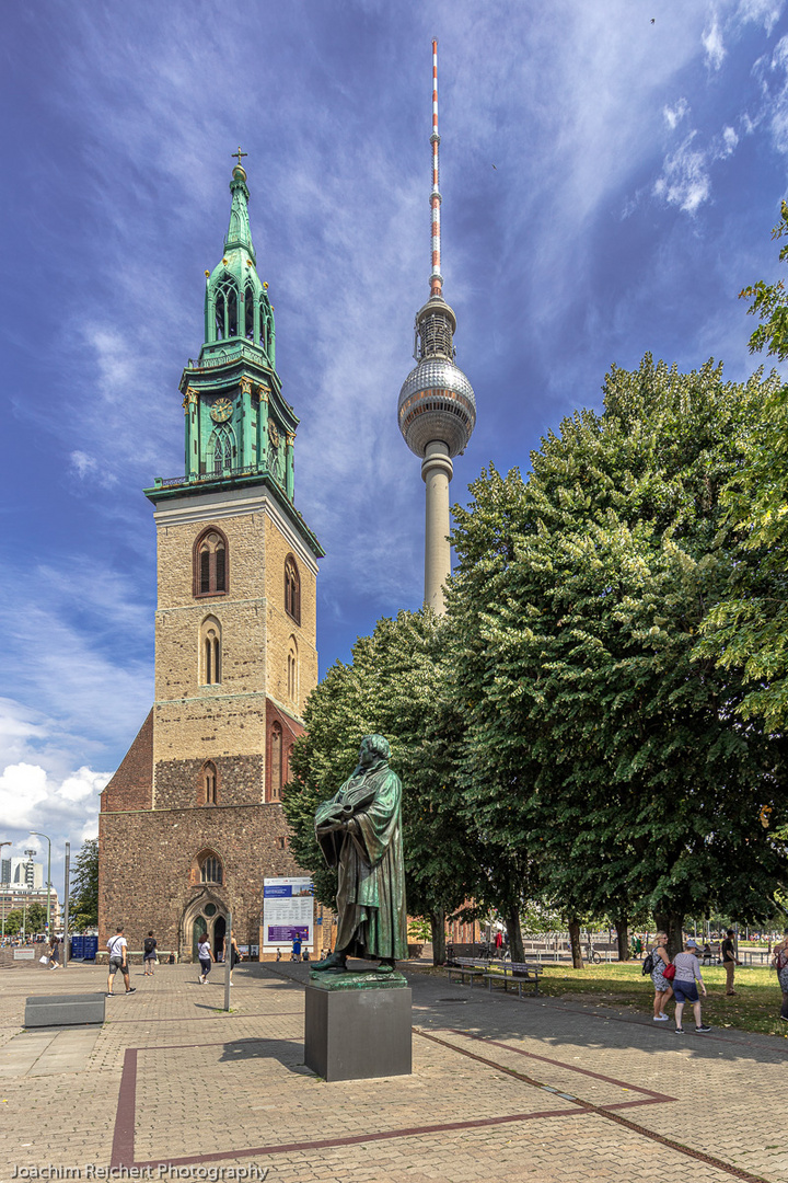 Martin Luther vor Marienkirche und Fernsehturm in Berlin