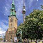 Martin Luther vor Marienkirche und Fernsehturm in Berlin