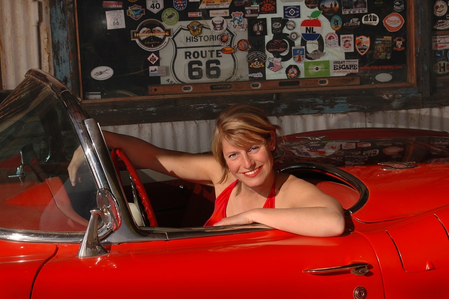 Martina in der 50er Stingray Corvette