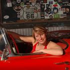 Martina in der 50er Stingray Corvette