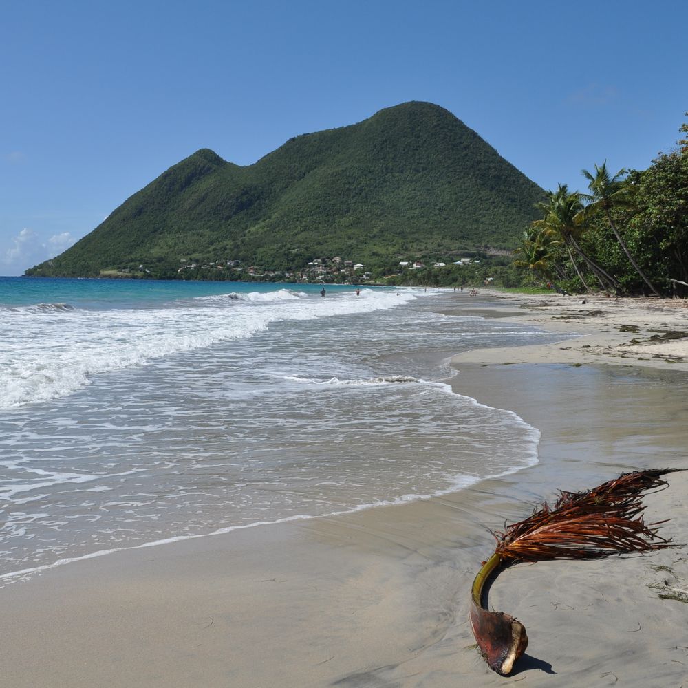 MARTINIQUE - PLAGE DU DIAMANT ET MORNE LARCHER (DIT FEMME COUCHEE)