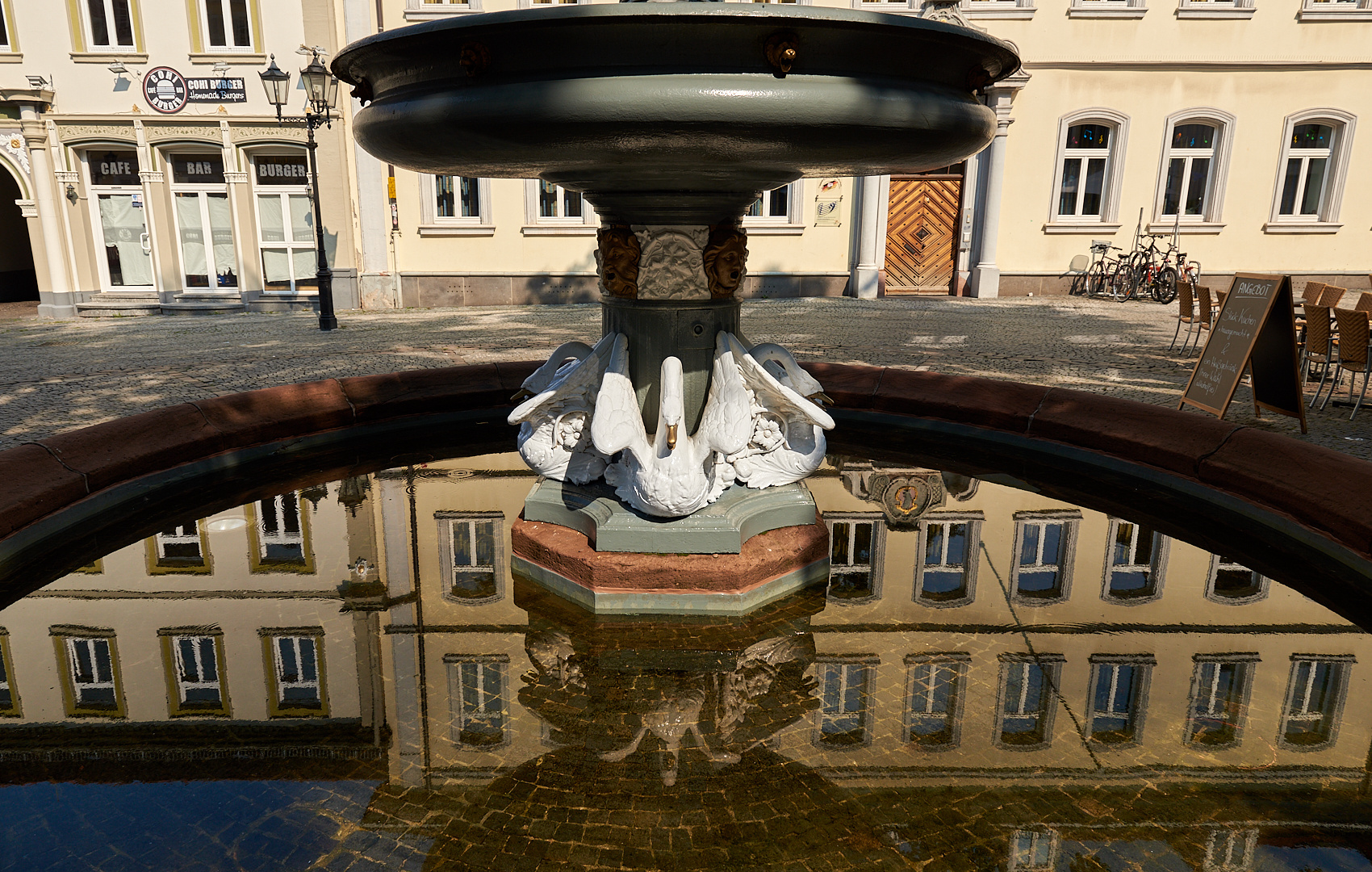 Martinsbrunnen-Schwanenbrunnen in der Altstadt von Kaiserslautern 