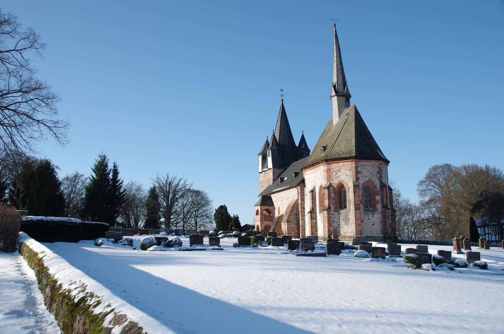 Martinskirche auf dem Christenberg im Winter