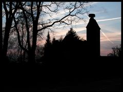 Martinskirche Großmoor mit Storchennest und Kreuz