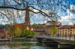 Martinskirche Landshut mit Burg Trausnitz im HG