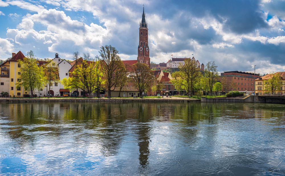 Martinskirche Landshut mit Burg Trausnitz im HG