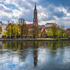 Martinskirche Landshut mit Burg Trausnitz im HG