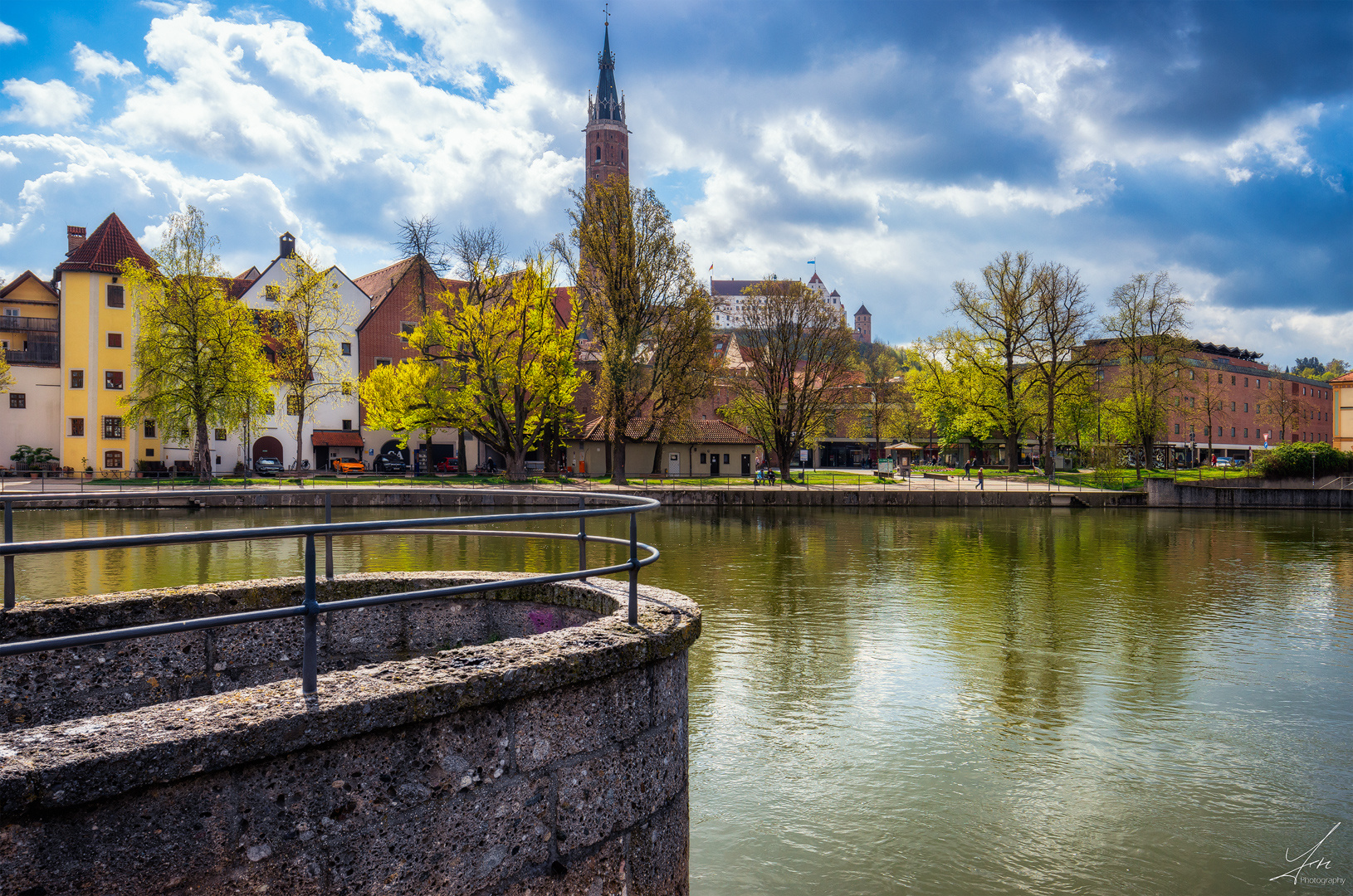 Martinskirche Landshut mit Burg Trausnitz im HG