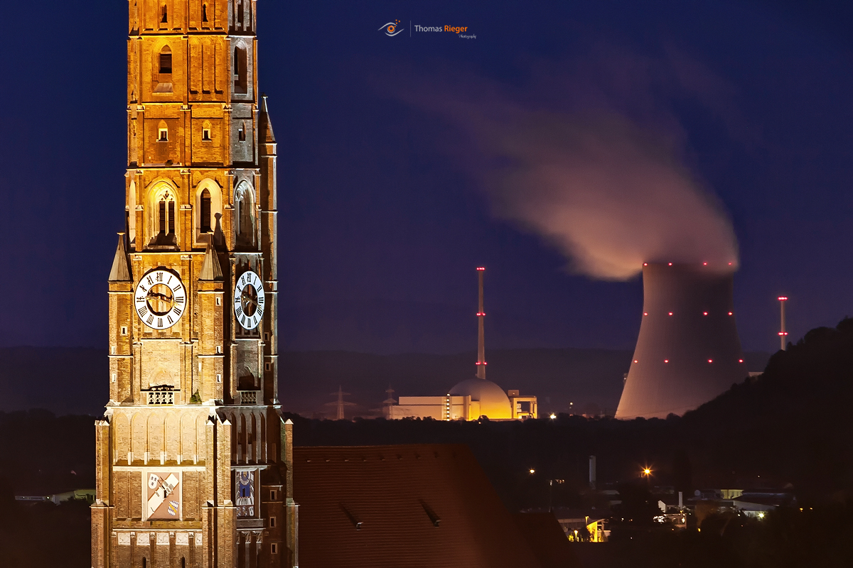 Martinskirche mit Kernkraftwerk Isar/Ohu in Landshut.