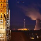 Martinskirche mit Kernkraftwerk Isar/Ohu in Landshut.