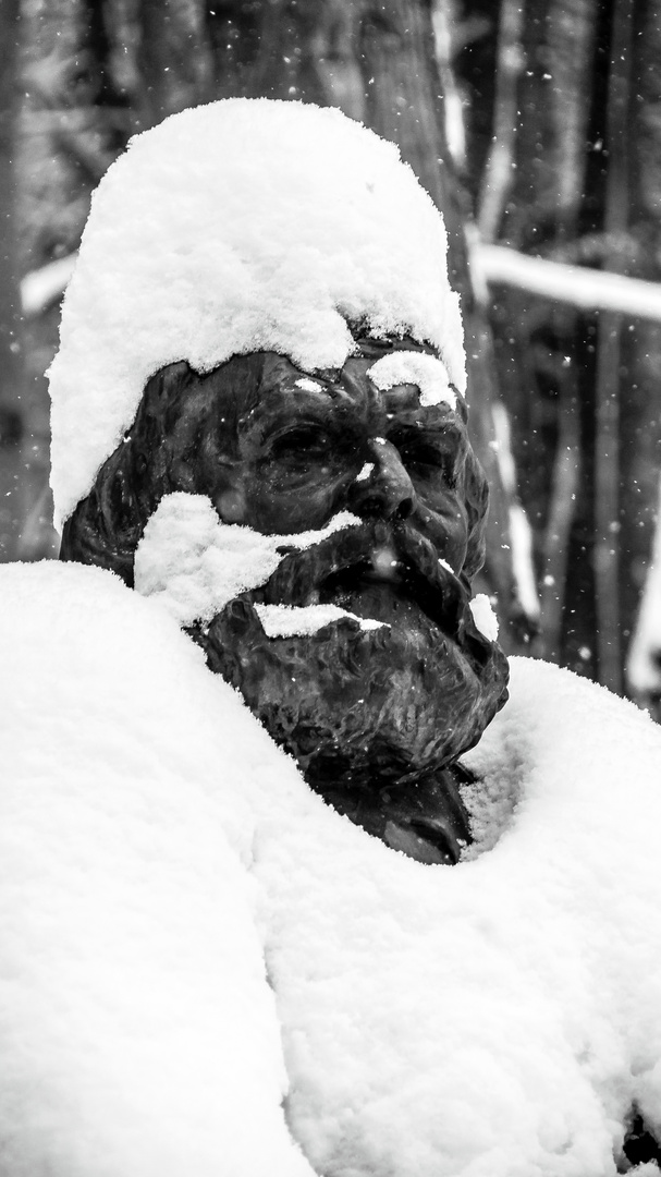 Marx im Schneekostüm