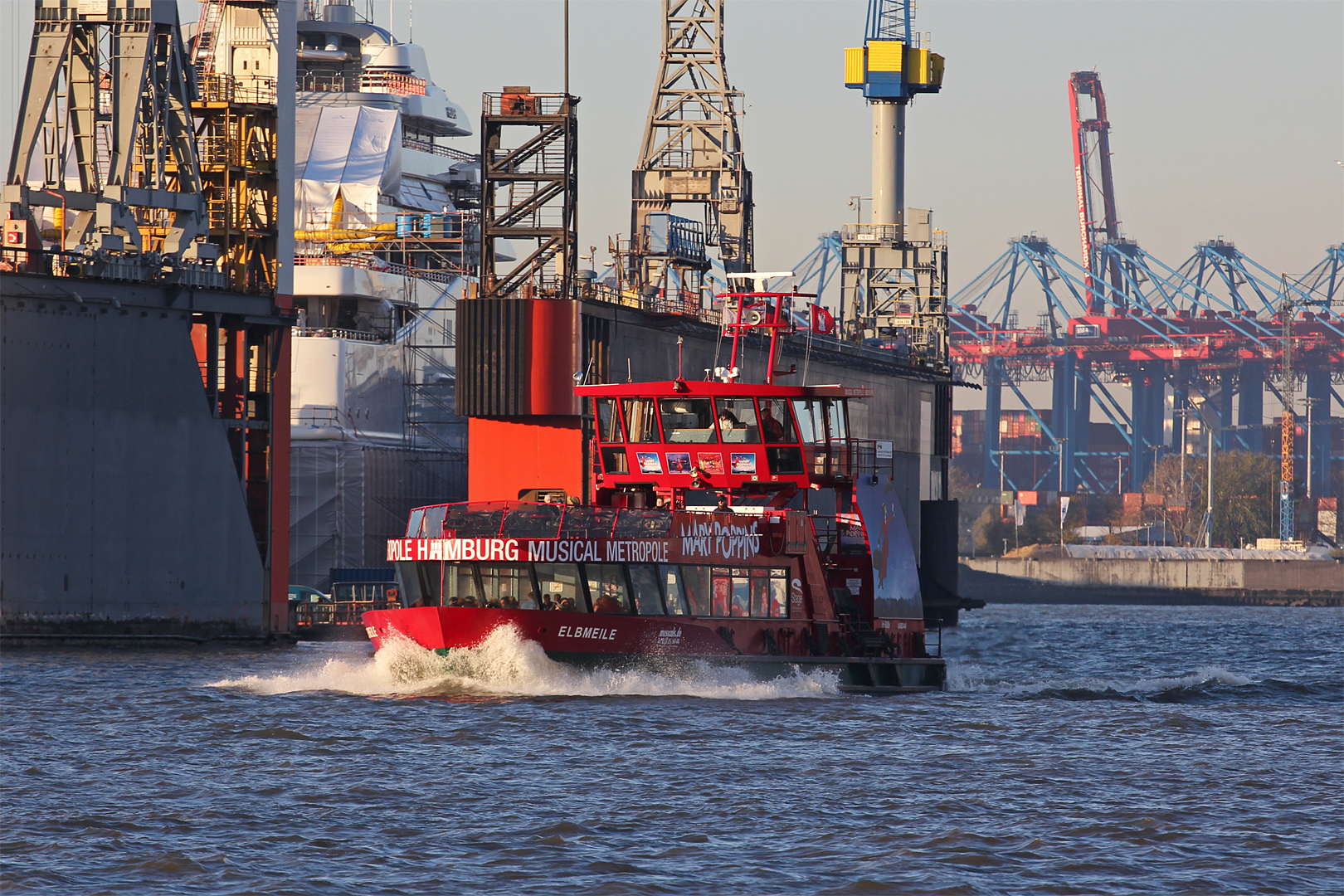 Mary Poppins auf der Elbe