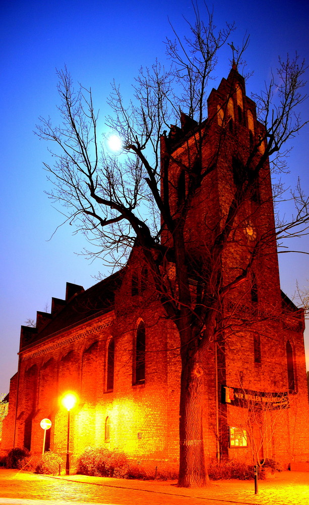 Marzahner Dorfkirche bei Nacht und Mondschein