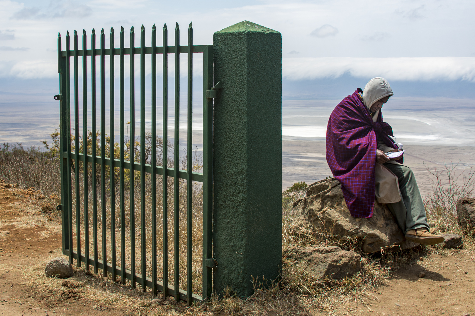 Masai als Wächter am Eingang zum Ngorongoro Krater 