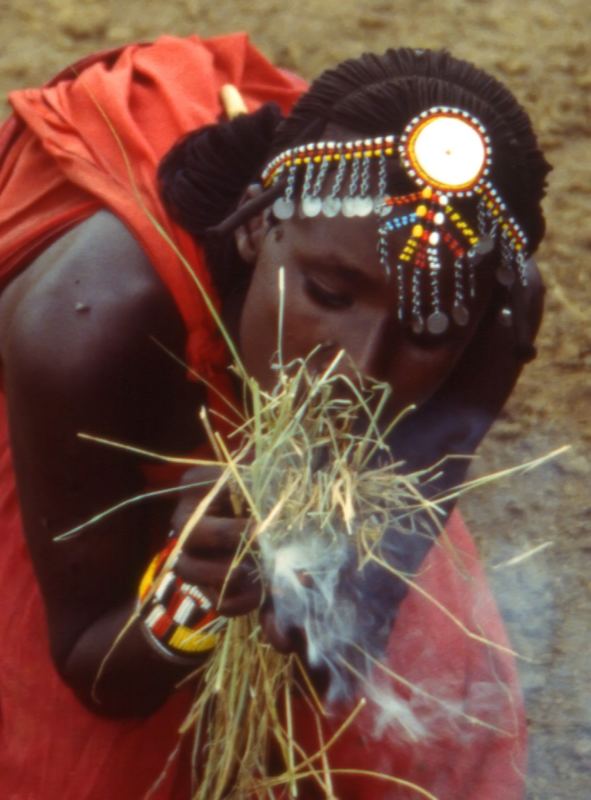 Masai Krieger beim Feuer anzünden