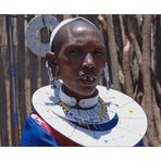 Masaifrau mit traditionellem Schmuck