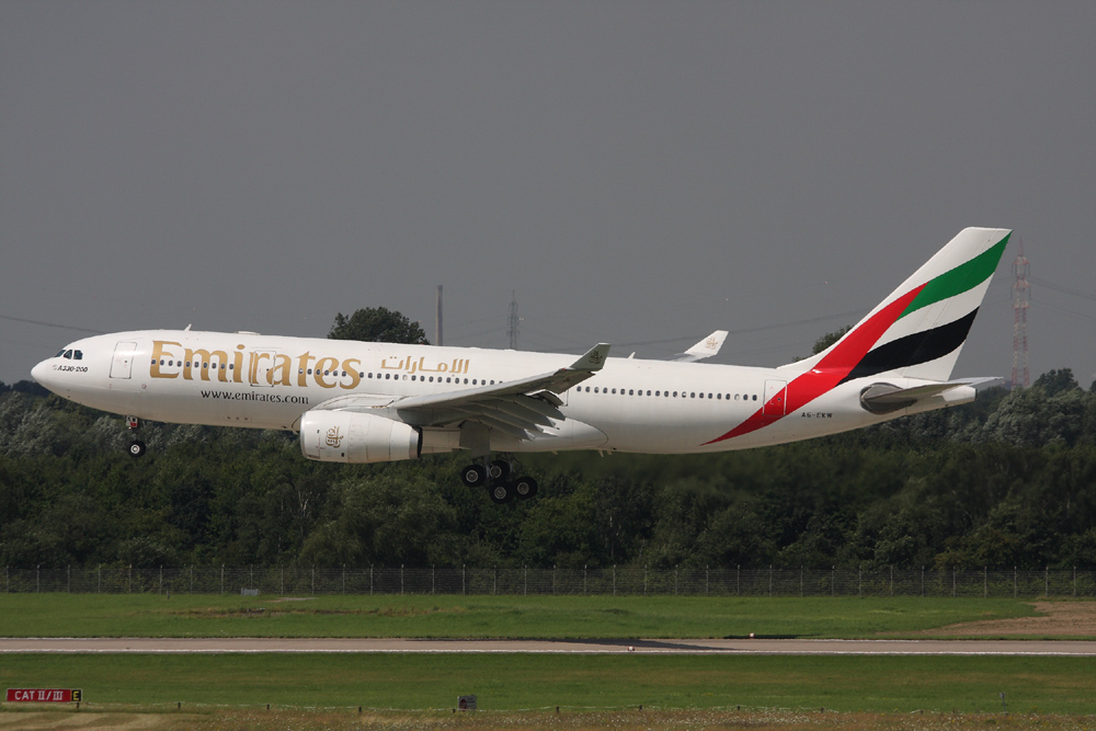 Maschine der Emirates bei der Landung