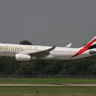 Maschine der Emirates bei der Landung