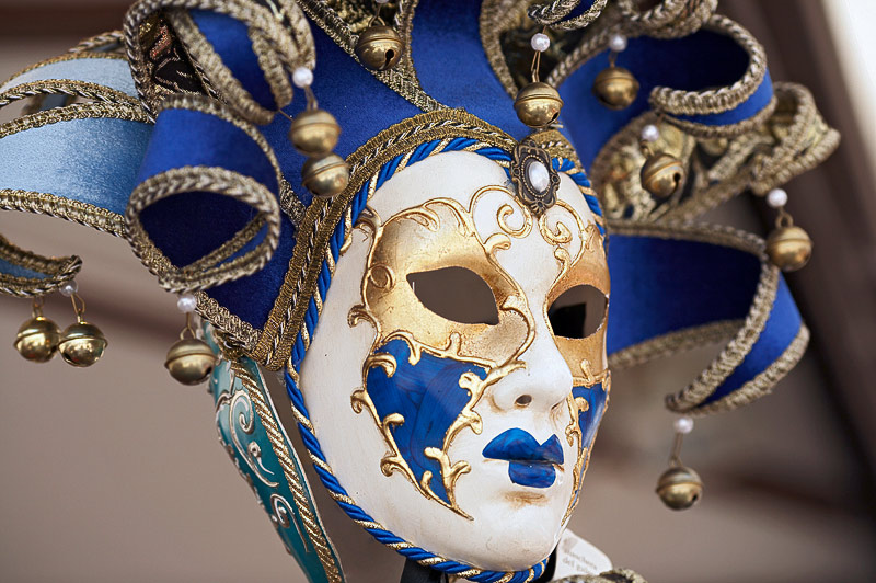 Maske an einem Marktstand in Verona