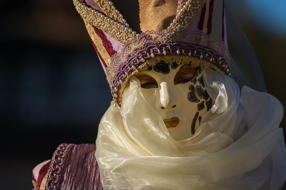 Maske im Abendlicht