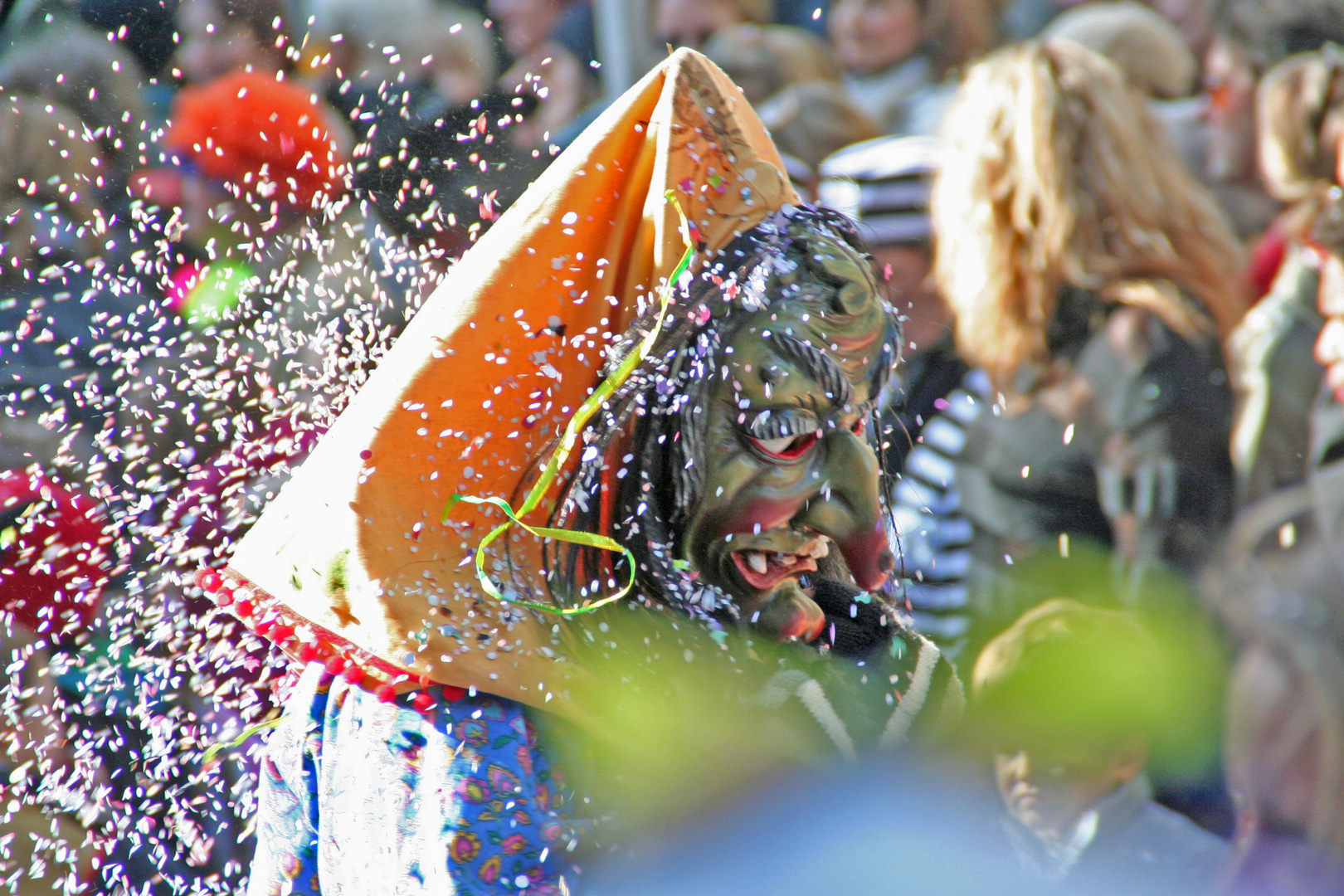 Maske im Konfettiregen +9Faschingsfotos