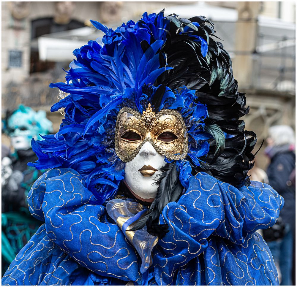 Maske in Blau !