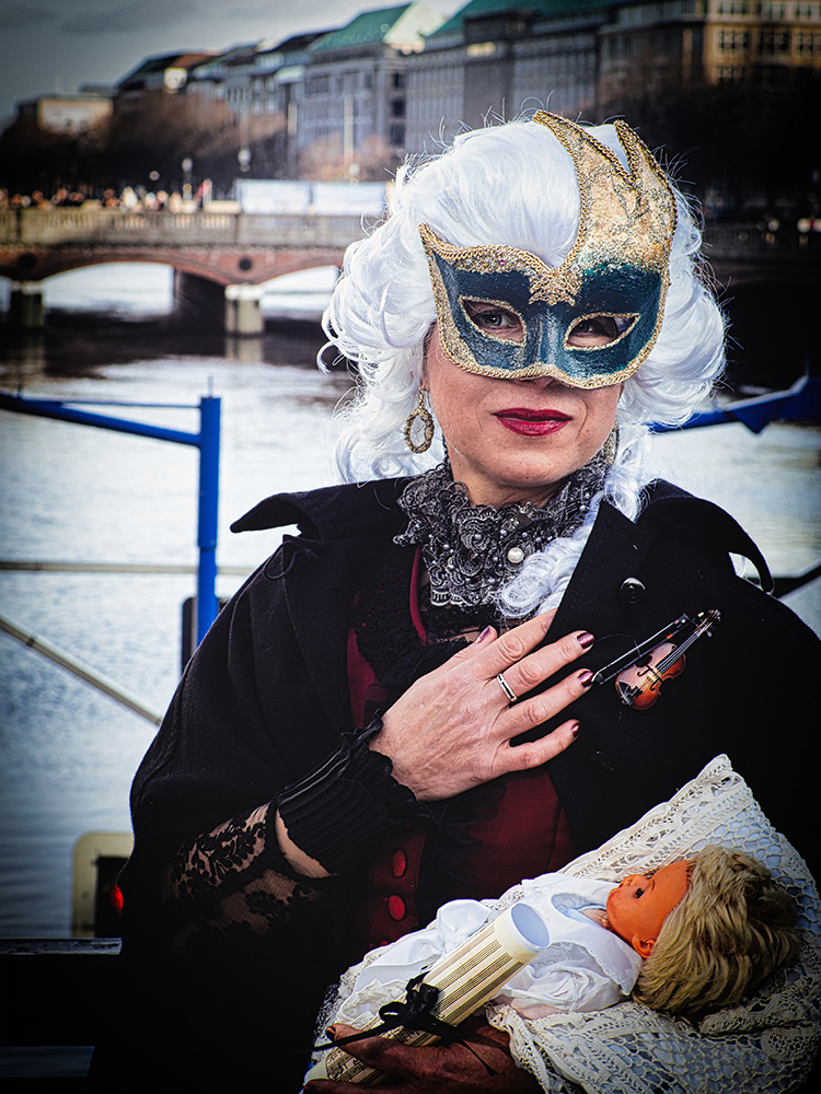 Maske in Blau mit Begleitung (Maskenzauber an der Alster)