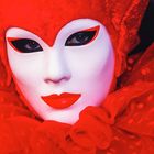 Maske in Rot