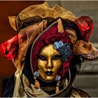 Maske in rot und gold