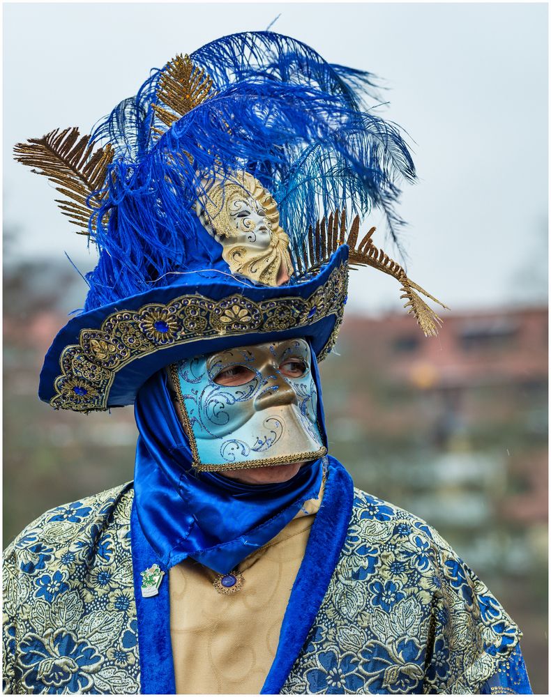 Maske mit viel Blau