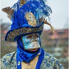 Maske mit viel Blau