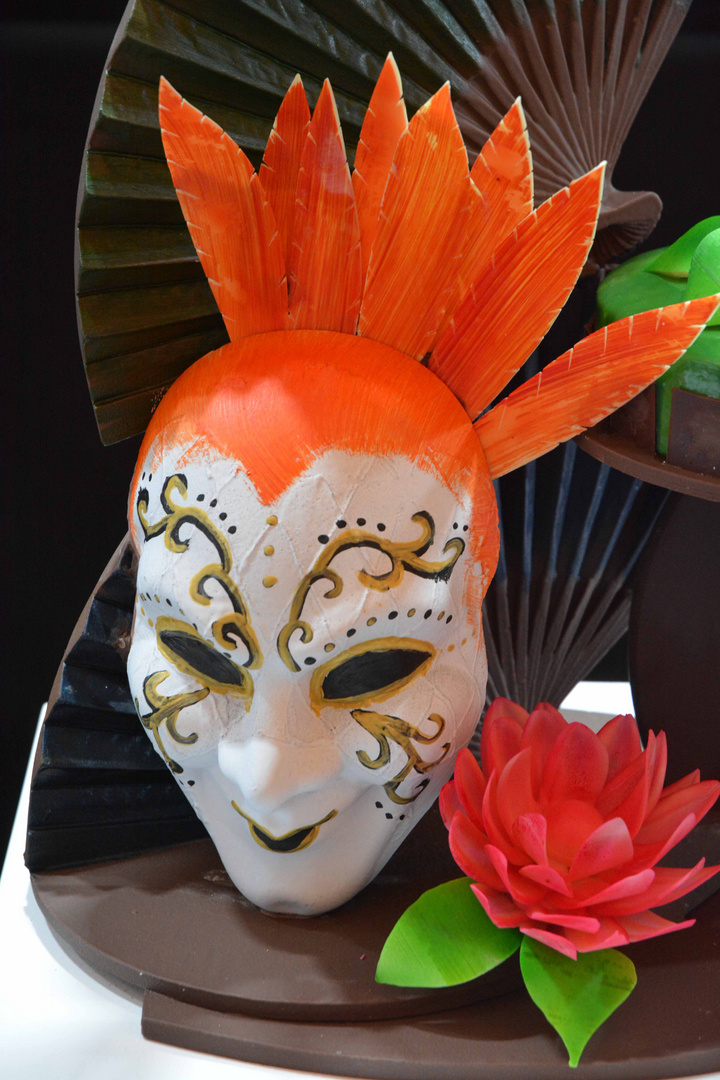 Maske und Blume aus Schokolade