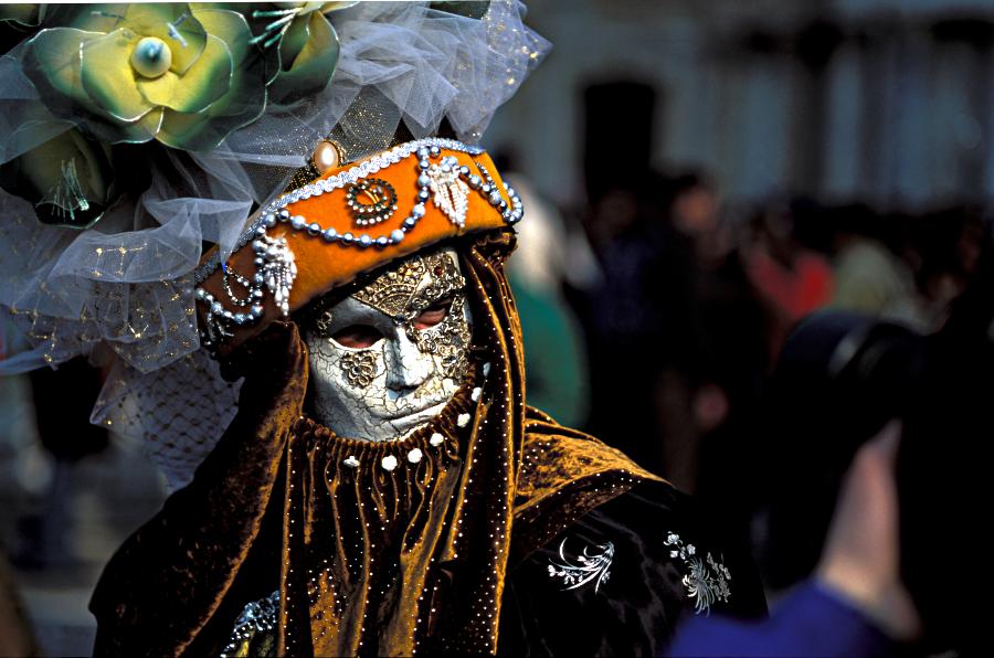 Maske vor der Kamera