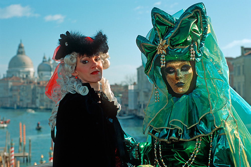 Masken auf der Academia-Brücke in Venedig