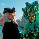 Masken auf der Academia-Brücke in Venedig