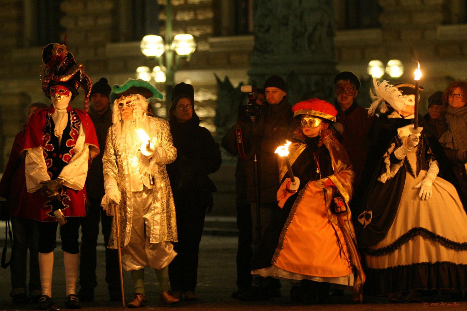 Masken bei Lichterschein