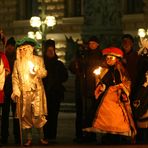 Masken bei Lichterschein