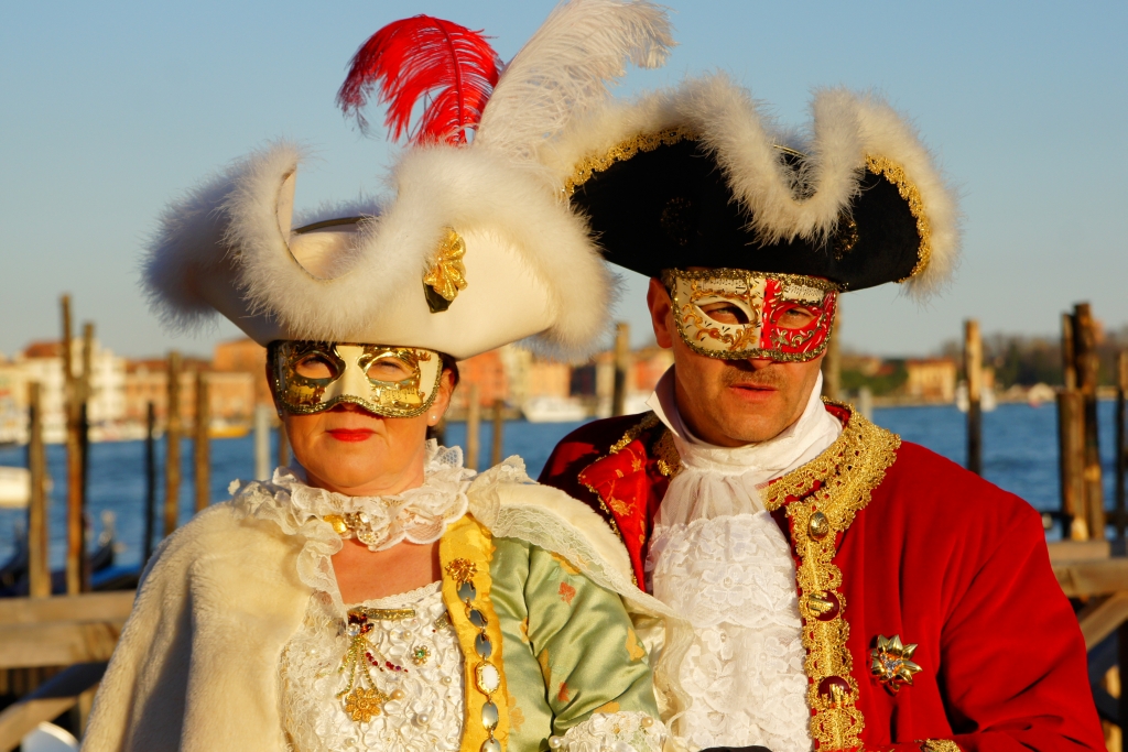 Masken im Abendlicht