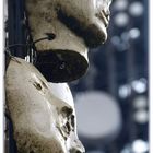 Masken in Blau