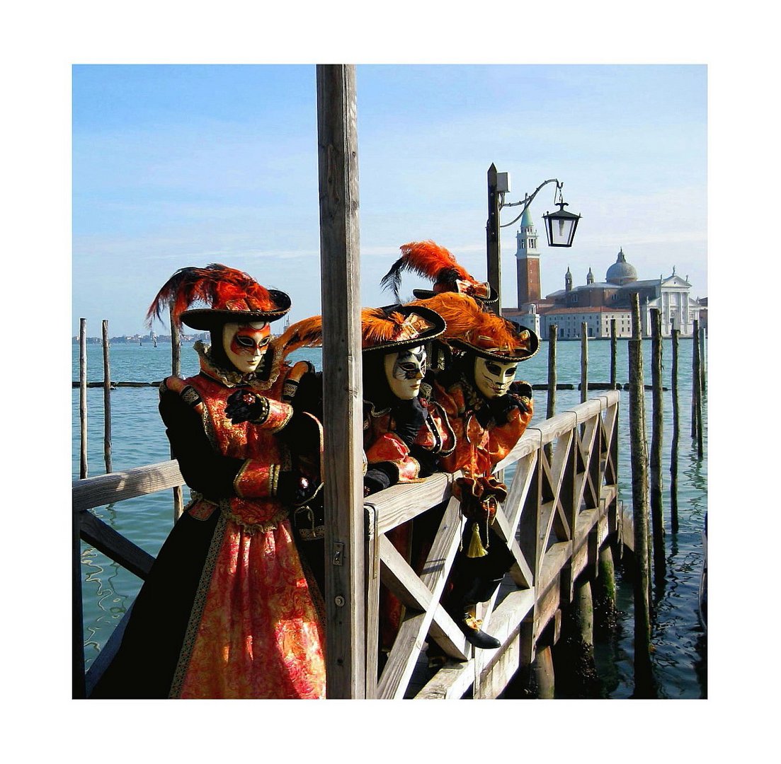 Masken-Promenade am Pier des Campo di San Marco