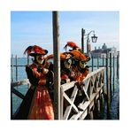 Masken-Promenade am Pier des Campo di San Marco