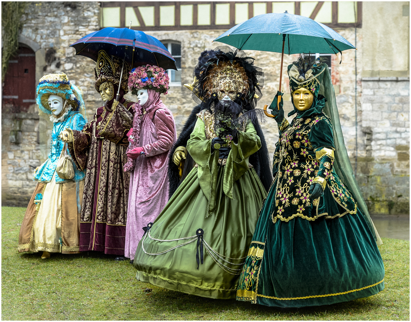 Maskenball unterm Regenschirm !